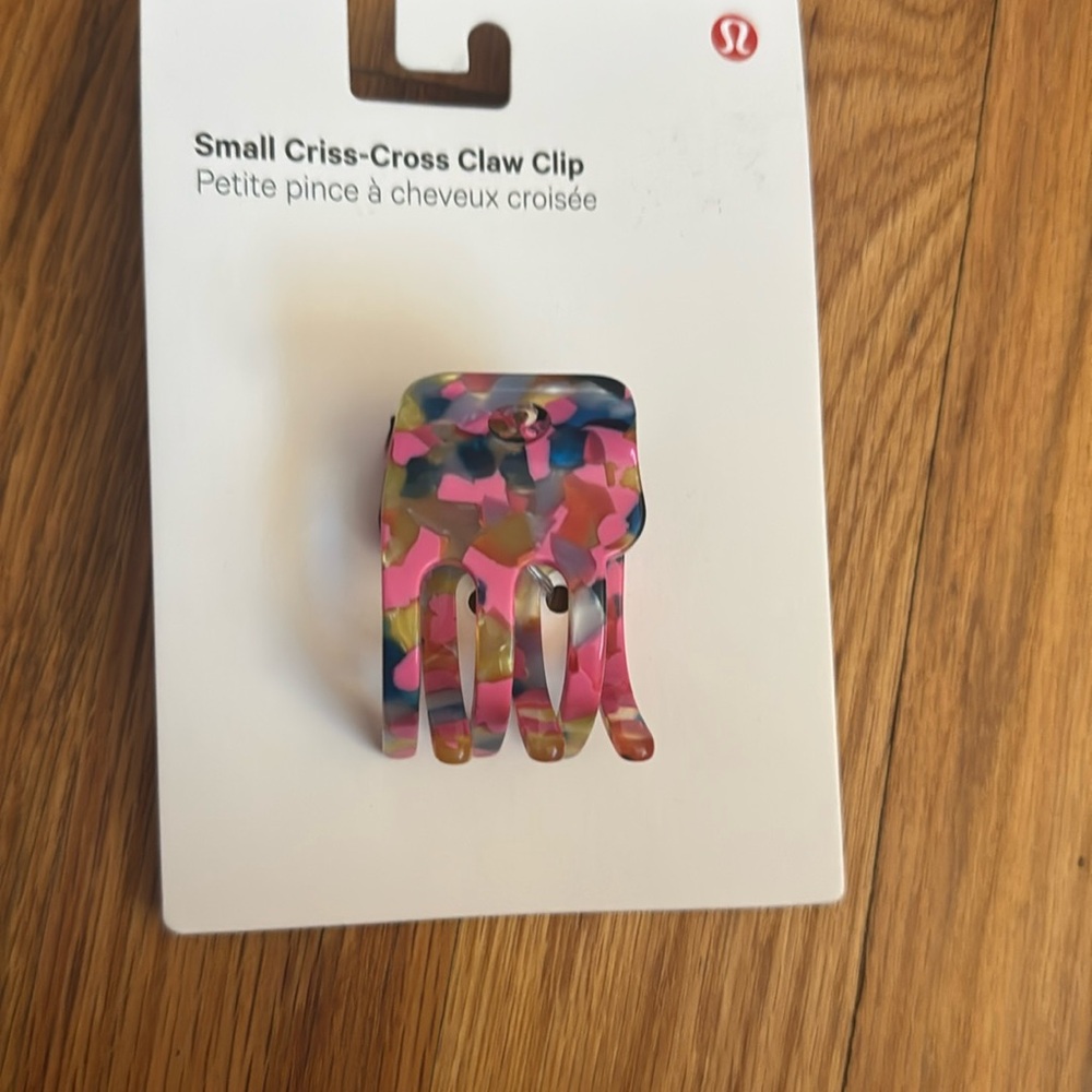 Lululemon Small cross cross claw clip